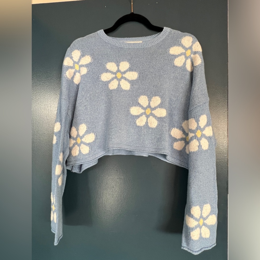 Moon & Madison cropped flower sweater